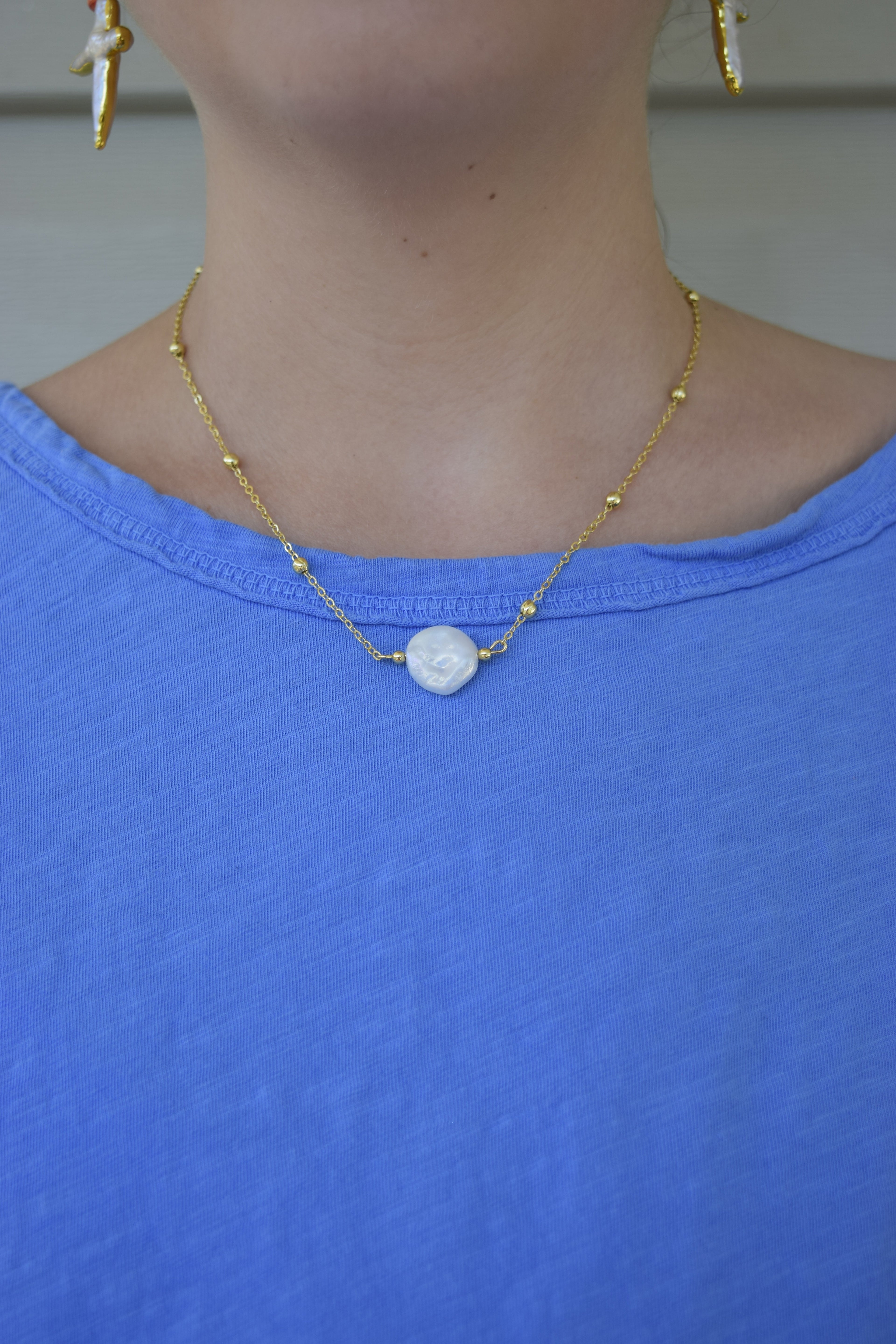 Your a pearl necklace in gold