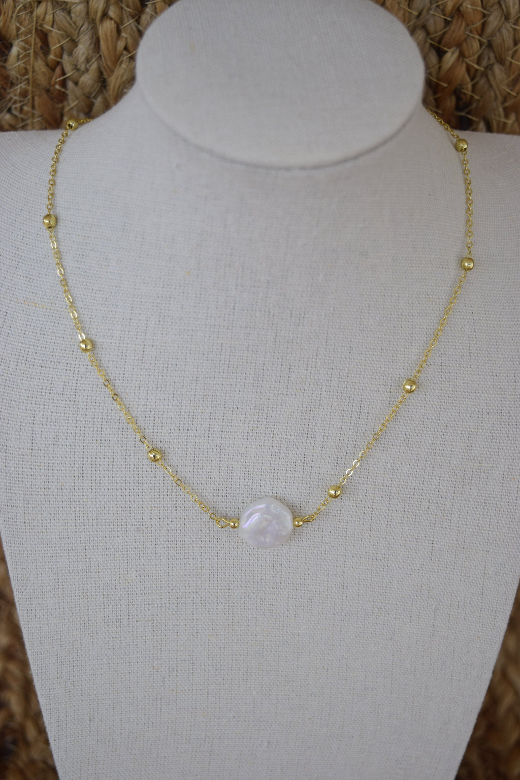 Your a pearl necklace in gold