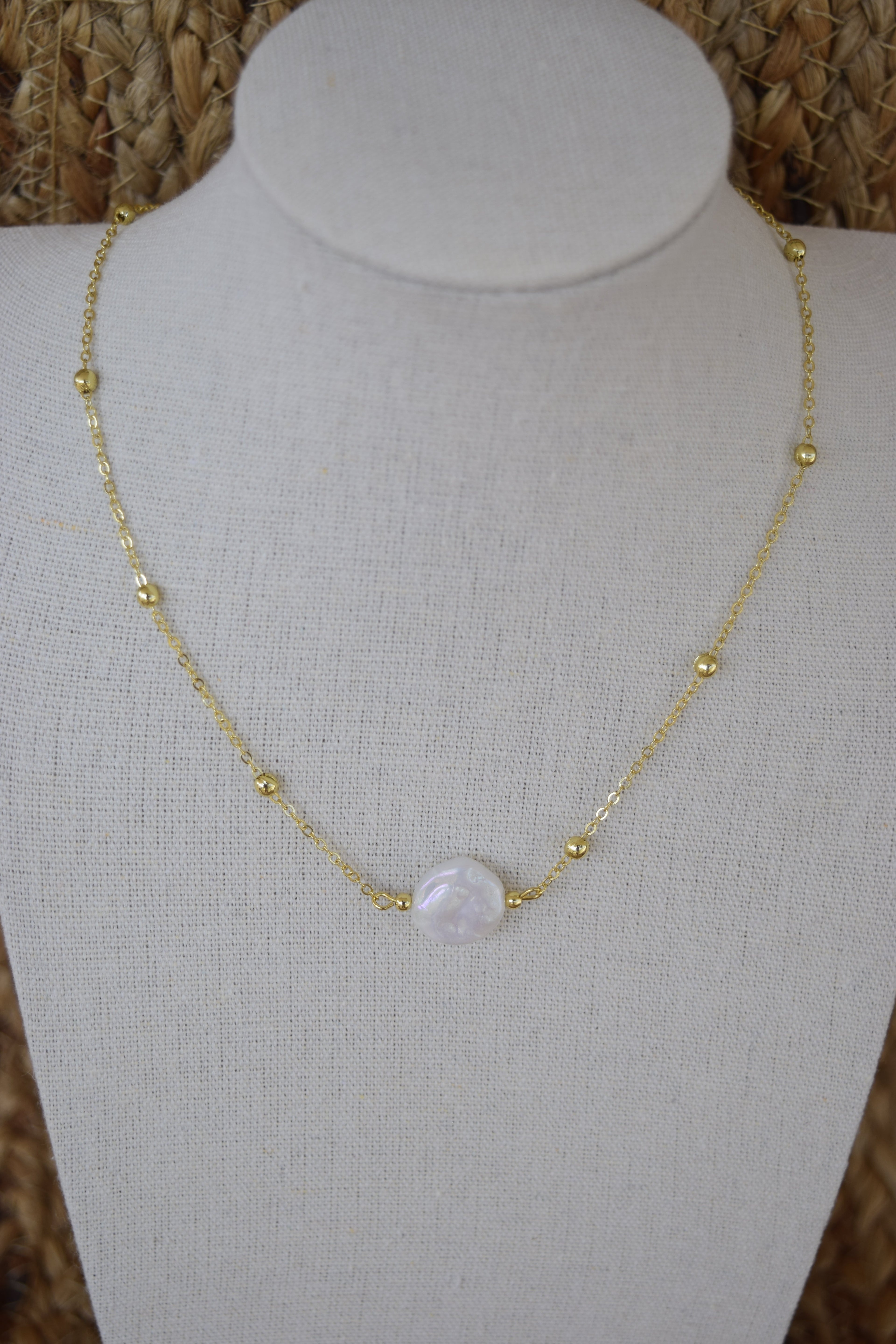 Your a pearl necklace in gold