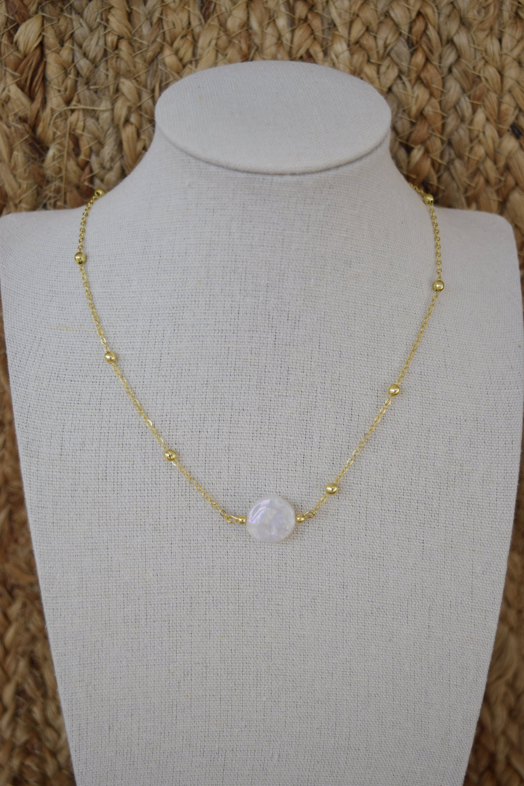 Your a pearl necklace in gold