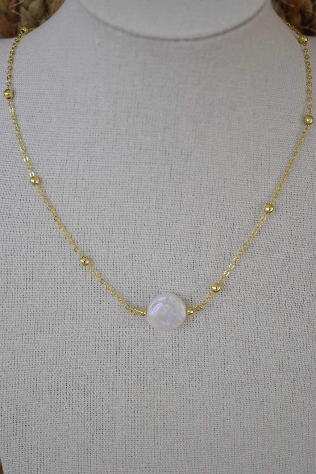 Your a pearl necklace in gold