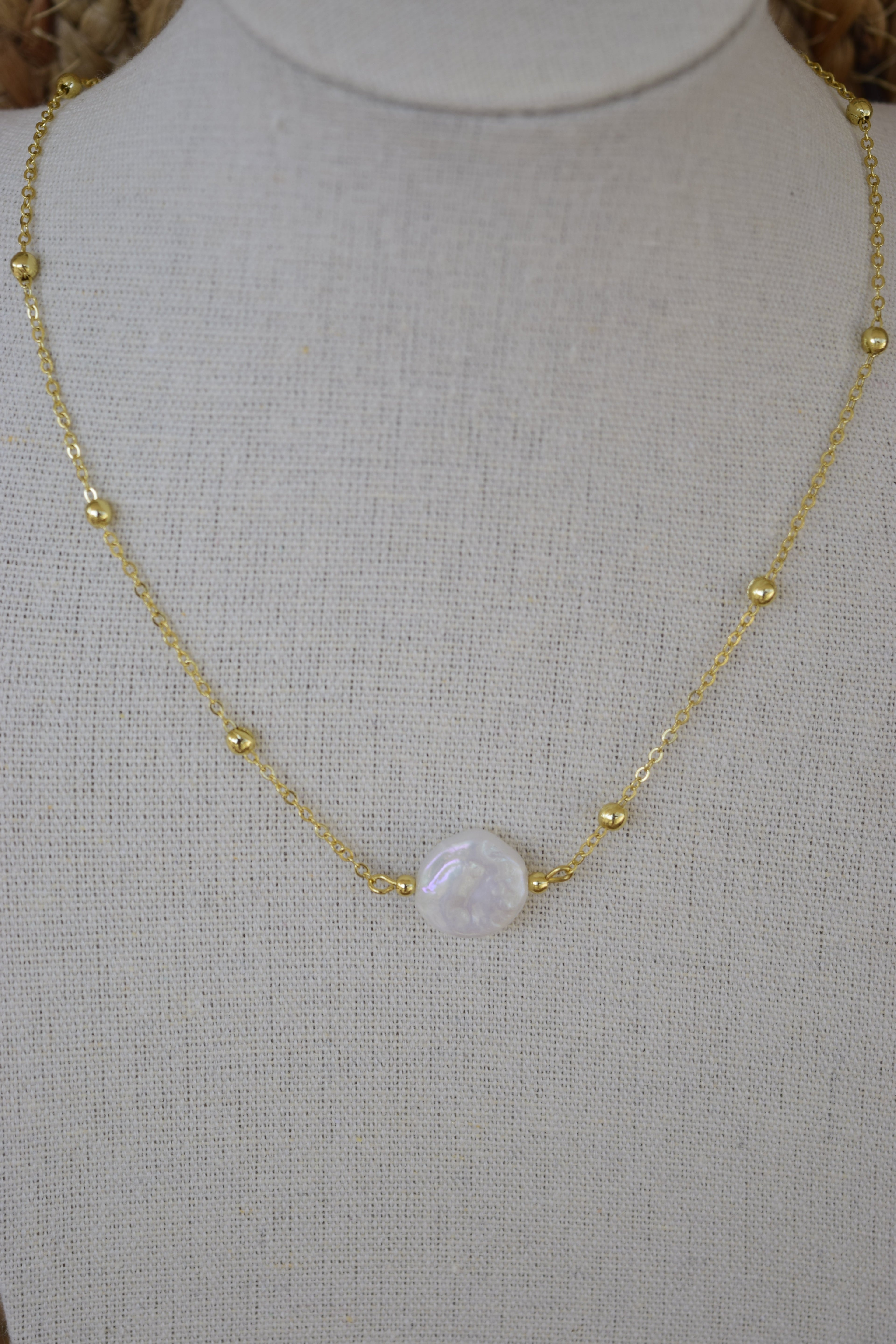 Your a pearl necklace in gold